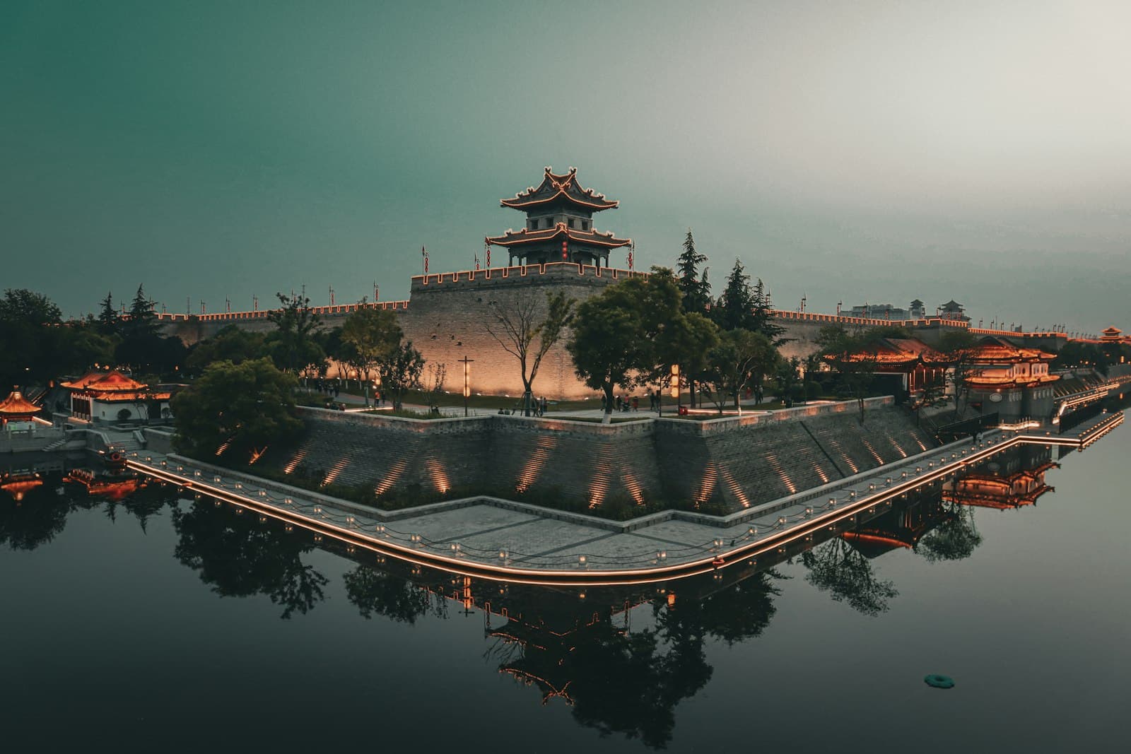 The city wall of Xi'an above its moat